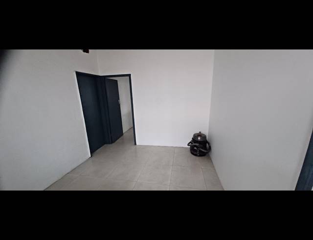 1,000M² WAREHOUSE TO LET IN NEW GERMANY